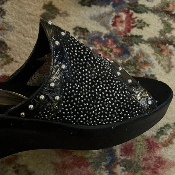 Elegant Black and Silver Open-Toe Sandals - Picture 5 of 12